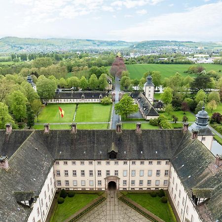 Luxus Wohnen Im Schloss Corvey Fuer 1-6 Gaeste Im Unesco Weltkulturerbe Hoexter Weserbergland Free W-Lan Parken Netflix Fuer Familien Paare Und Geschaeftsreisende Inkl Handtuecher Seife Nintendo Switch Uvm Екстериор снимка