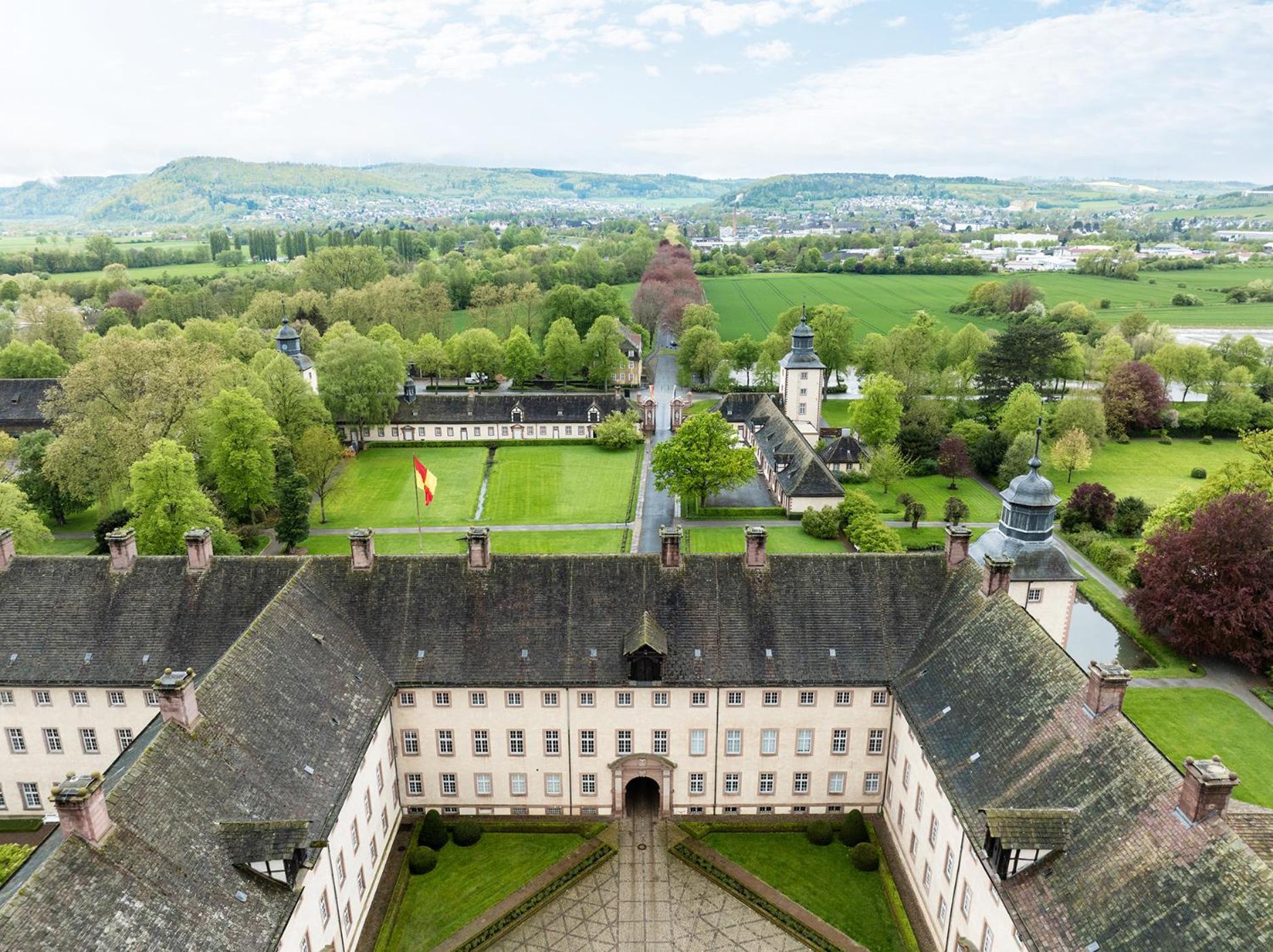 Luxus Wohnen Im Schloss Corvey Fuer 1-6 Gaeste Im Unesco Weltkulturerbe Hoexter Weserbergland Free W-Lan Parken Netflix Fuer Familien Paare Und Geschaeftsreisende Inkl Handtuecher Seife Nintendo Switch Uvm Екстериор снимка